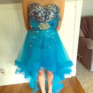 New with tags xs sequined gown with tulle train